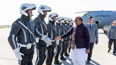 जर्मन वायुसेना के विशेष विमान से बर्लिन पहुंचे राजनाथ सिंह, लड़ाकू विमानों ने किया एस्कॉर्ट