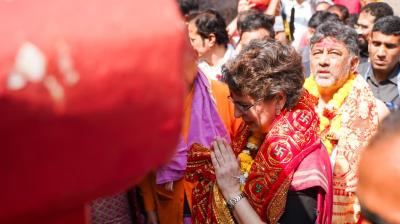 असम दौरे पर प्रियंका गांधी वाड्रा, मां कामाख्या देवी के दर्शन कर लिया आशीर्वाद