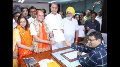 दिल्ली नगर निगम के महापौर पद के लिए प्रवेश वाही ने नामांकन दाखिल किया