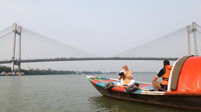 पीएम मोदी ने किया हुगली नदी में भ्रमण, तट पर नाविकों और आम जनता से मुलाकात