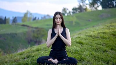 अंजलि मुद्रा: हृदय और फेफड़ों को मजबूत बनाने का आसान योग