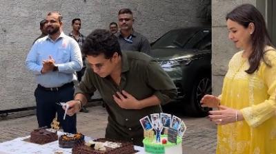 सचिन तेंदुलकर बर्थडे: 'क्रिकेट के भगवान' ने फैंस के साथ मनाया जन्मदिन