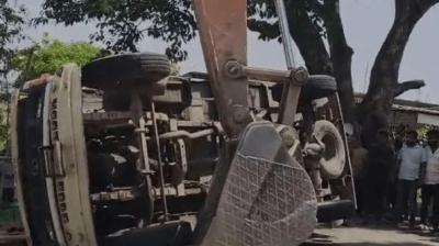 झारखंड में मालवाहक वाहन की चपेट में आने से मां-बेटे समेत तीन की मौत