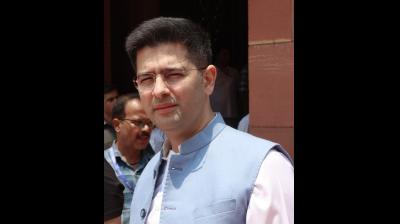 आम आदमी पार्टी में बड़ी टूट, राघव चड्ढा समेत तीन राज्यसभा सांसदों का इस्तीफा
