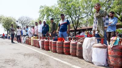 देश में एलपीजी की सप्लाई सामान्य, अप्रैल में अब तक 17.83 लाख छोटे सिलेंडर बिके: केंद्र