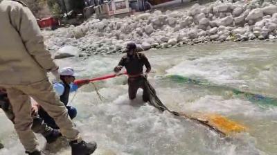 प्रदूषण से कराही गंगोत्री, मां गंगा के उद्गम पर एक दिन में निकले 100 बोरे वस्त्र