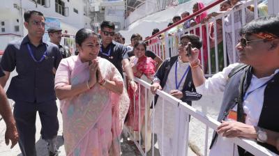 रेखा गुप्ता ने किए मां वैष्णो देवी के दर्शन, बोलीं-देश की खुशहाली के लिए मां से प्रार्थना की