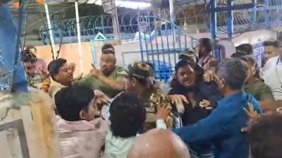 पश्चिम बंगाल के जगतदल में बवाल, तृणमूल और भाजपा कार्यकर्ता भिड़े, सीएपीएफ जवान समेत कई घायल