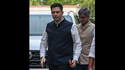 मुंबई में राघव चड्ढा के घर के बाहर 'आप' कार्यकर्ताओं का प्रदर्शन, 8 नेताओं पर एफआईआर दर्ज