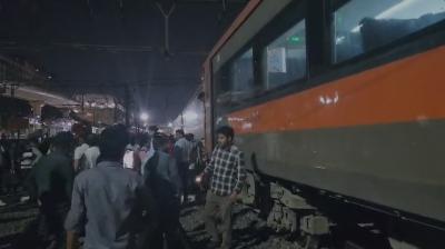पुणे रेलवे स्टेशन पर वंदे भारत ट्रेन की बोगी पटरी से उतरी, सभी यात्री सुरक्षित