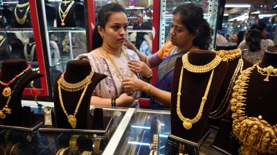 अमेरिका-ईरान तनाव के बीच सोने और चांदी करीब आधा प्रतिशत तक की गिरावट के साथ खुले