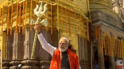पीएम मोदी ने काशी विश्वनाथ मंदिर में किया दर्शन-पूजन, बच्चों से मिले, गूंजे 'हर हर महादेव' के जयकारे