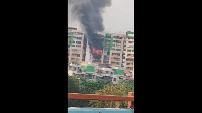 गाजियाबाद: हाईराइज सोसायटी के फ्लैट में लगी भीषण आग, दमकल की कई गाड़ियां मौके पर आग बुझाने में जुटीं