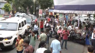 ममता बनर्जी और सुवेंदु अधिकारी पोलिंग बूथ पर पहुंचे, आपस में नहीं की बात