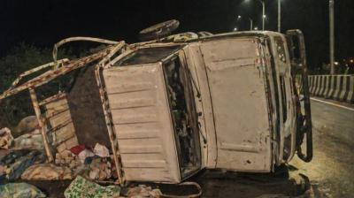 मध्य प्रदेश: धार में ओवरलोड वाहन पलटने से आठ लोगों की मौत