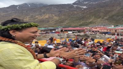 बद्रीनाथ धाम में कैलाश खेर ने छेड़े भक्ति के सुर, झूम उठे श्रद्धालु