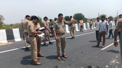 यूपी: शाहजहांपुर में कार ने बाइक में मारी टक्कर, दंपति और दो बच्चों की मौत