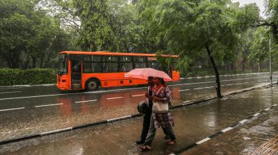 दिल्ली-एनसीआर में बदला मौसम का मिजाज, तेज आंधी और बारिश से गिरा तापमान