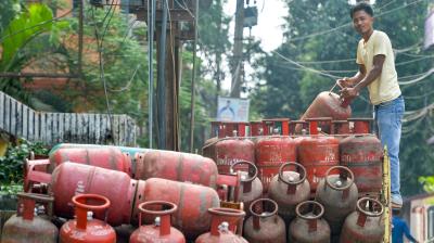 कमर्शियल एलपीजी सिलेंडर की कीमत 993 रुपए बढ़ी, घरेलू उपभोक्ताओं के लिए जारी रहेगी राहत