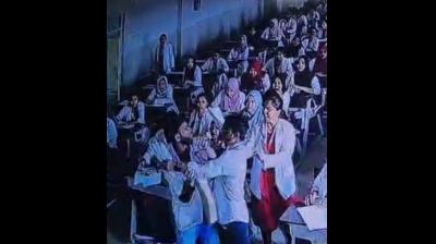 कर्नाटक: कलबुर्गी में छात्र को नकल करने से रोका तो प्रोफेसर पर किया हमला