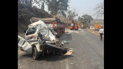 गुजरात के वलसाड में भीषण सड़क हादसा, एक ही परिवार के सात लोगों की मौत