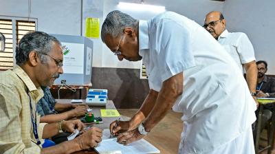 केरल चुनाव नतीजे: शुरुआती रुझानों में पीछे चल रहे हैं  मुख्यमंत्री विजयन