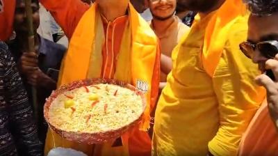 पश्चिम बंगाल में शहर-शहर भाजपा कार्यकर्ताओं का जश्न, कोलकाता में बांटी गईं कमला भोग और झाल मुड़ी