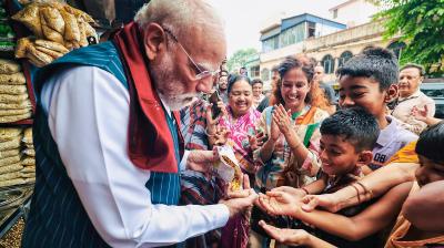 'झालमुरी' बना बंगाल में भाजपा की लोकप्रियता का प्रतीक, नेताओं ने एक-दूसरे के खिलाकर बांटी खुशियां