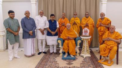 भाजपा अध्यक्ष बनने के बाद गुजरात की प्रथम यात्रा के दौरान नितिन नवीन ने महंत स्वामी महाराज से आशीर्वाद प्राप्त किया