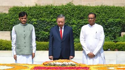 वियतनाम के राष्ट्रपति टो लाम ने राजघाट पर महात्मा गांधी को पुष्पांजलि अर्पित की