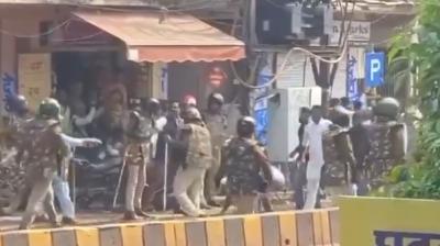 इंदौर में भाजयुमो और कांग्रेस कार्यकर्ताओं के बीच भिड़ंत, चले पत्थर और टमाटर