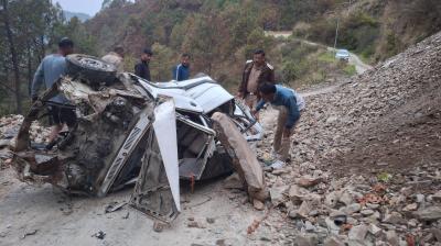 उत्तराखंड के अल्मोड़ा में दर्दनाक सड़क हादसा, खाई में गिरी कार, तीन युवकों की मौत