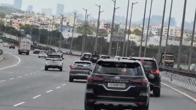 सीएम रेवंत रेड्डी के काफिले के लिए नहीं रोका गया ट्रैफिक, आम वाहनों के बीच हुआ सफर