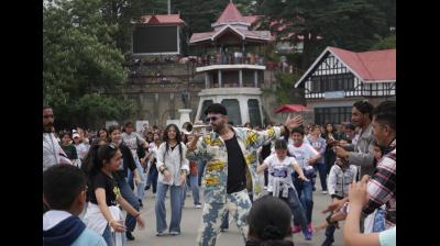 'दादी की शादी' रिव्यू: नीतू कपूर और कपिल शर्मा ने इमोशन, कॉमेडी और पारिवारिक उलझनों के बीच जीता दिल