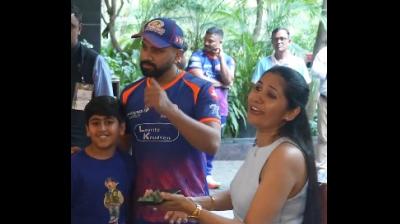 रोहित शर्मा के साथ सेल्फी लेने आई महिला फैन का फोन स्विच ऑफ हो गया, फिर क्या हुआ?