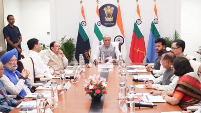 आवश्यक वस्तुओं की कमी नहीं, अनावश्यक खरीदारी से बचें: राजनाथ सिंह