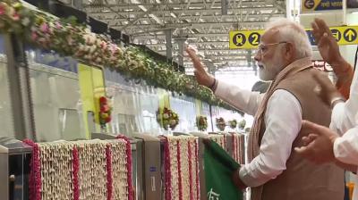 प्रधानमंत्री मोदी ने मेरठ मेट्रो और नमो भारत ट्रेन को दिखाई हरी झंडी, छात्रों के साथ किया सफर