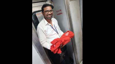 चलती ट्रेनों में दो गर्भवती महिलाओं ने बच्चियों को दिया जन्म, रेलवे कर्मचारियों की मदद से दोनों सुरक्षित
