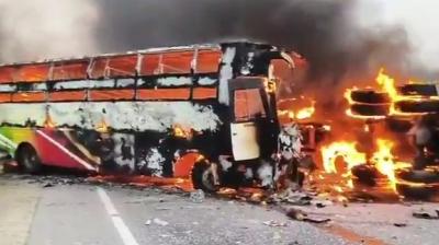 गुजरात में टैंकर से टकराई यात्रियों से भरी बस, आग लगने से चार लोगों की मौत