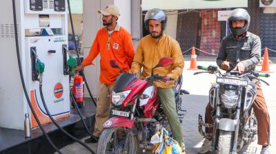 पेट्रोल-डीजल की कीमतों में 3 रुपए बढ़ोतरी मामूली, तेल कंपनियां प्रतिदिन झेल रहीं 1,000 करोड़ रुपए का नुकसान: शीर्ष अधिकारी