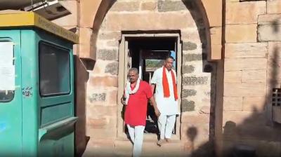 भोजशाला में हाईकोर्ट के फैसले के बाद पूजा शुरू, श्रद्धालुओं ने किया हनुमान चालीसा का पाठ