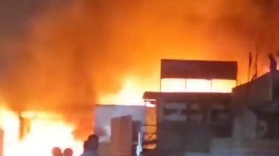 शाहबेरी फर्नीचर मार्केट में भीषण आग, आठ दुकानें जलकर राख, 30 दमकल गाड़ियों ने घंटों बाद पाया काबू