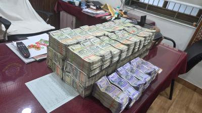 गुजरात: दाहोद में बड़ी कार्रवाई, पुलिस ने कार से बरामद की 2.56 करोड़ की नकदी