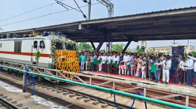 रेल मंत्री अश्विनी वैष्णव ने बेंगलुरु-मुंबई के बीच नई ट्रेन को दिखाई हरी झंडी, 23 मई से नियमित सेवा होगी शुरू