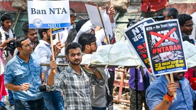 नीट पेपर लीक को लेकर एनएसयूआई का विरोध प्रदर्शन, धर्मेंद्र प्रधान के इस्तीफे की मांग