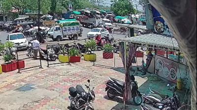 मुंबई: आम खरीदने के चक्कर में गंवा दिए 20 लाख, सीसीटीवी में कैद चोरी की वारदात