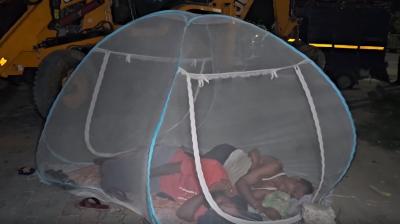 यूपी: महाराजगंज में डीजल लेने के लिए पेट्रोल पंप पर मच्छरदानी लगाकर सो रहे किसान, धान बिजाई में देरी से चिंतित