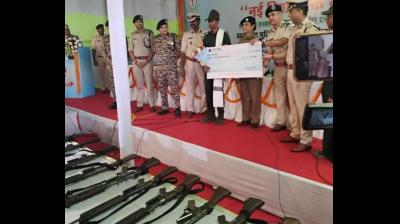 झारखंड में 27 नक्सलियों ने किया आत्मसमर्पण, छह पर था 5-5 लाख रुपए का इनाम