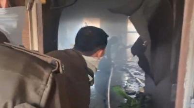 गाजियाबाद : अपार्टमेंट के फ्लैट में लगी भीषण आग, 14 वे फ्लोर पर था फ्लैट, फायर ब्रिगेड ने पाया काबू