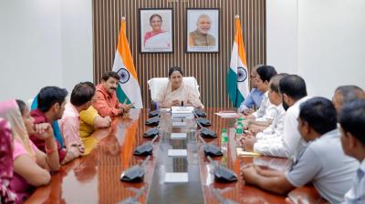 दिल्ली में हर्ष विहार के 36 घरों में 6 साल बाद आई बिजली, परिवार के लोगों से मिलीं मुख्यमंत्री